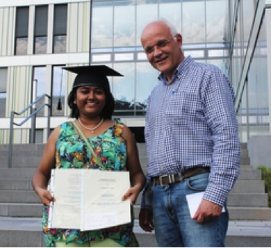 MAdhurima Dhara mit ihrem Doktorvater, Prof. Dieter Bruns